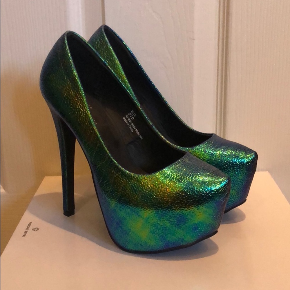 shi shiny turquoise heels!